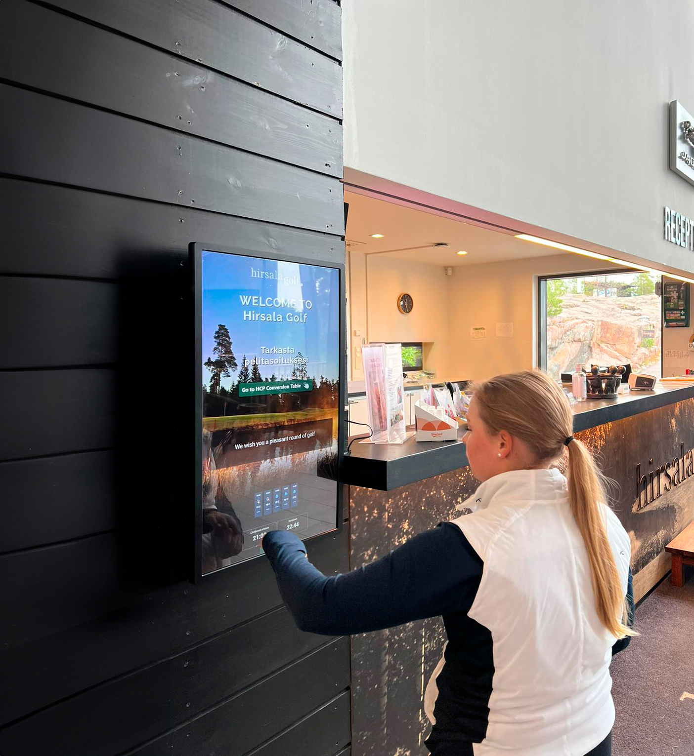 Golfer using a How Many Strokes digital information board at Hirsala Golf in Finland